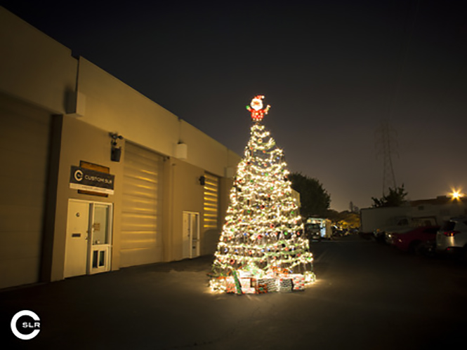 Δείτε το μεγαλύτερο χριστουγεννιάτικο δέντρο φτιαγμένο απο φωτογραφικά τρίποδα