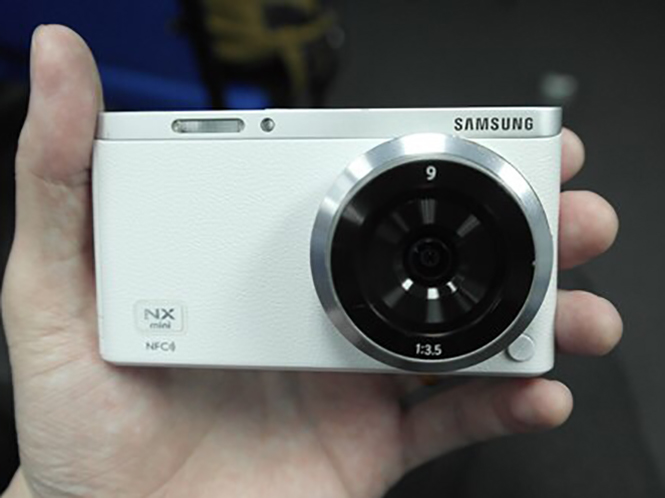 Διέρρευσαν οι πρώτες εικόνες της νέας Samsung NX Mini (Samsung EV-NXF1)
