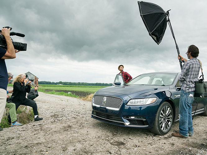 Annie Leibovitz: Φωτογραφίζοντας το νέο αυτοκίνητο της Lincoln
