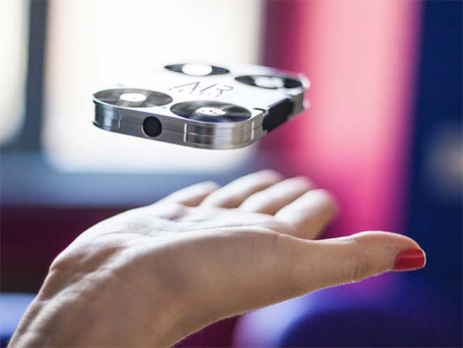 AirSelfie, ένα mini drone που είναι ενσωματωμένο στη θήκη του κινητού σας