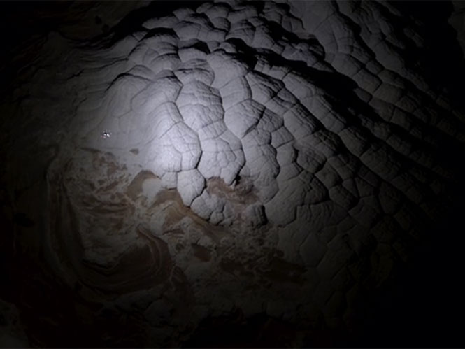 Σε αυτό το εντυπωσιακό videο ένα Drone κουβαλάει LED 150.000 Lumens και φωτίζει την έρημο
