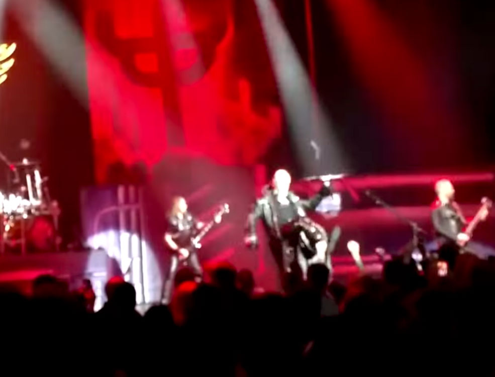 Ο τραγουδιστής των Judas Priest κλώτσησε το κινητό θεατή που τραβούσε βίντεο
