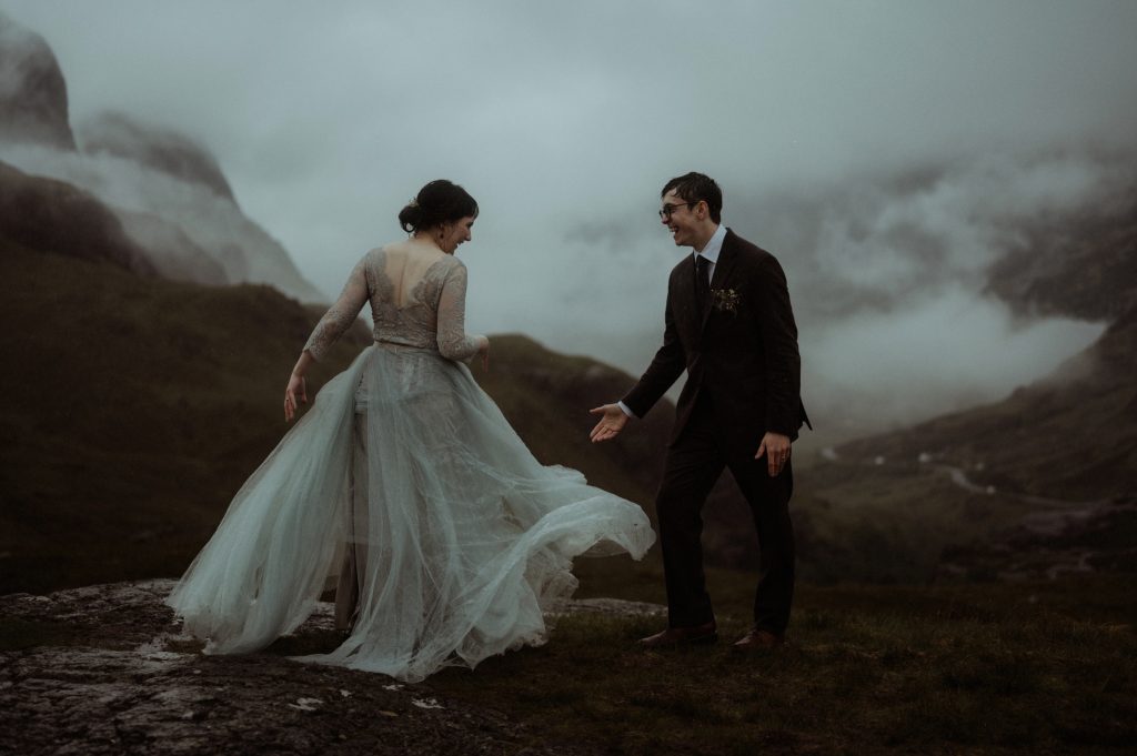 Οι φωτογράφοι γάμου στην «επιδίωξη του φωτός», σε μια νέα σειρά εντυπωσιακών φωτογραφιών