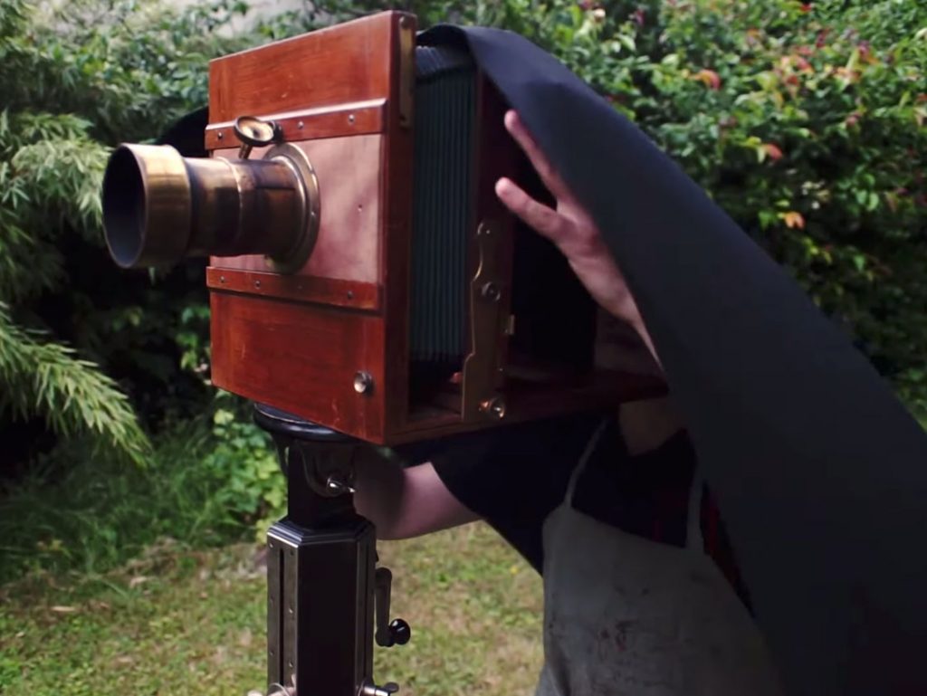 Δείτε σε βίντεο τη διαδικασία λήψης με μία κάμερα 150 ετών