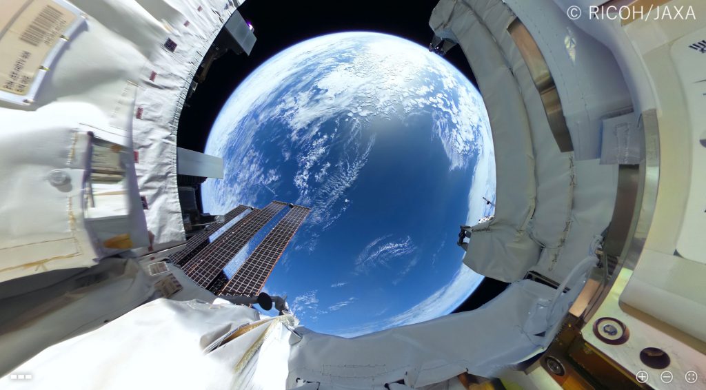 Δείτε τα πρώτα βίντεο και φωτογραφίες 360 μοιρών από την κάμερα της Ricoh στο διάστημα