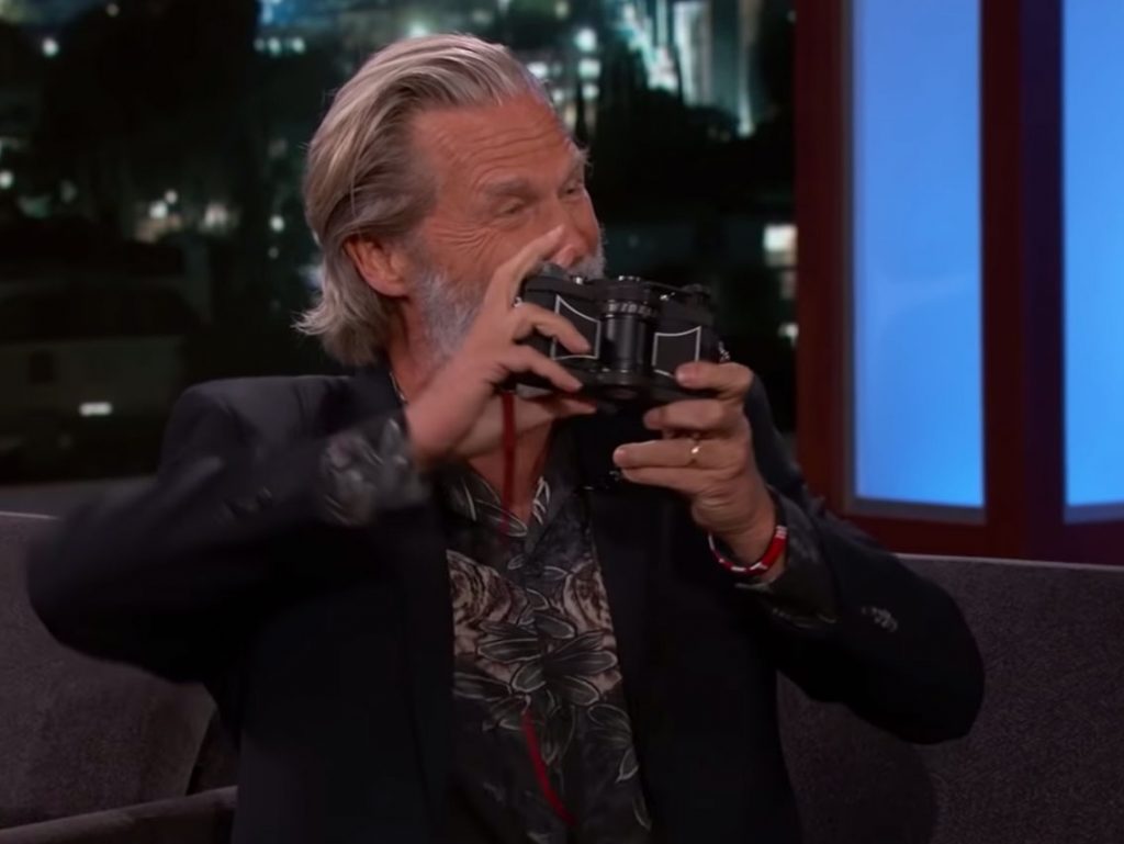 Ο Jeff Bridges μιλάει στον Jimmy Kimmel για το φωτογραφικό του έργο και την κάμερα του