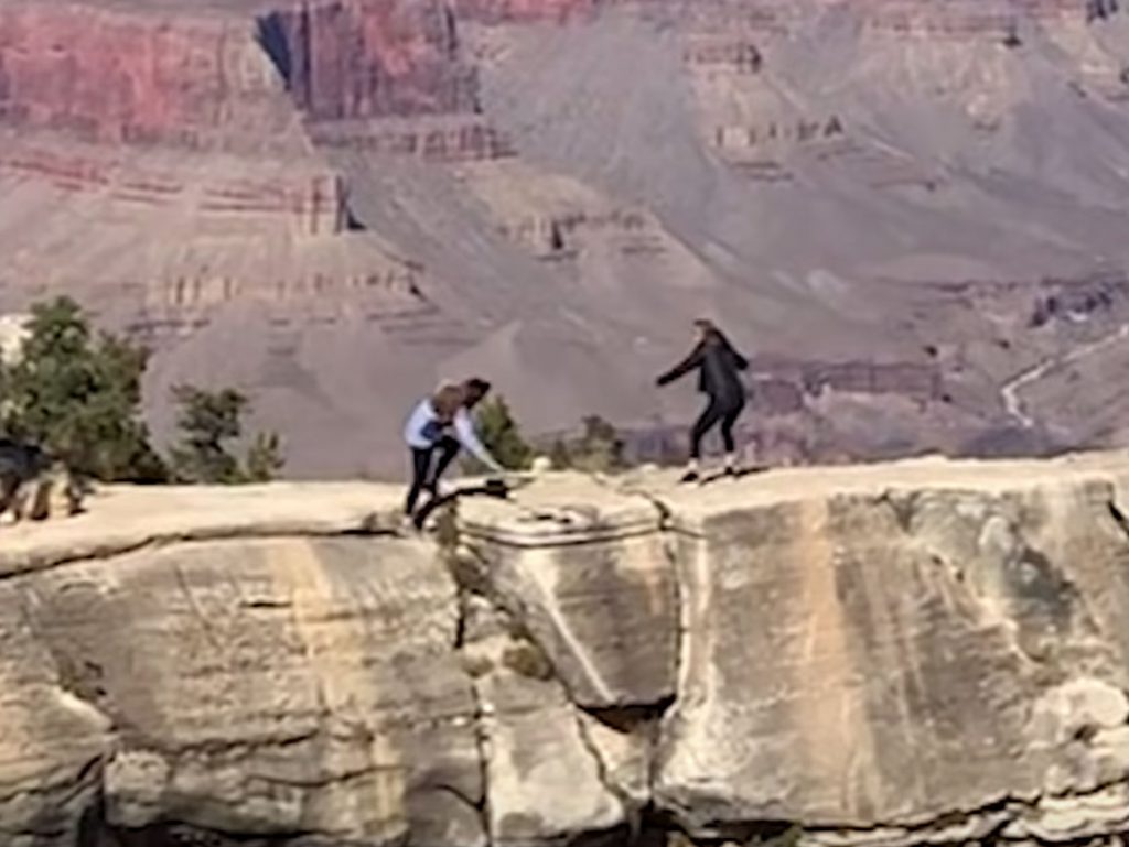 Γυναίκα παραλίγο να σκοτωθεί στο Grand Canyon για μία φωτογραφία [video]