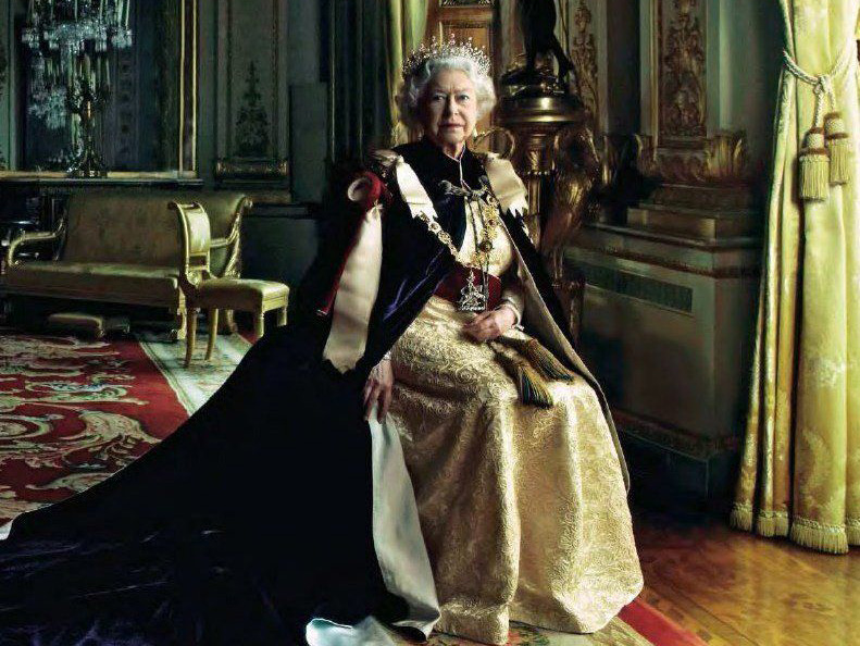 Η Annie Leibovitz φωτογραφίζει την Βασίλισσα Ελίζαμπεθ (και την εκνευρίζει)!