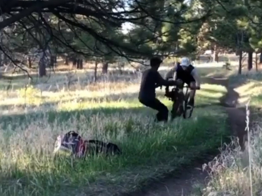 Ποδηλάτης πέφτει με μεγάλη ταχύτητα πάνω σε βιντεογράφο [βίντεο]