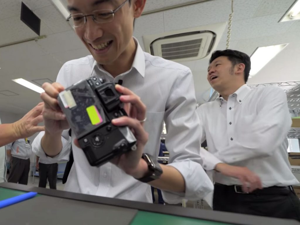 Στα άδυτα του εργοστασίου της Fujifilm, βλέπουμε πόσο δύσκολη είναι η συναρμολόγηση μίας κάμερας