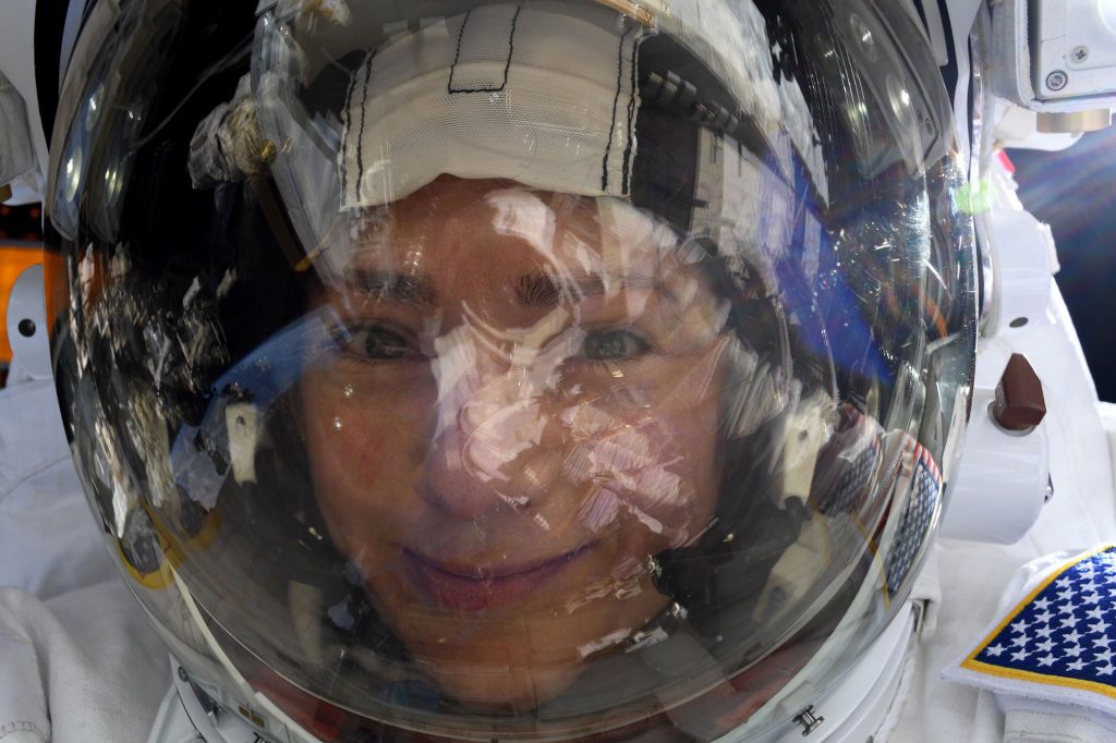 Αστροναύτης βγάζει επική selfie σε διαστημική βόλτα με την Nikon D5!